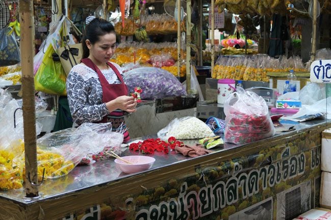 bangkok-flower-market-making-flower-necklace