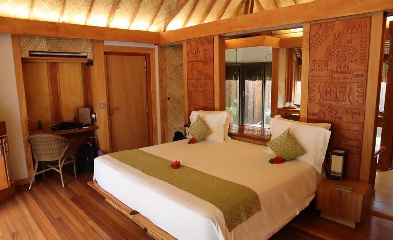 Bora Bora Pearl Beach Resort - garden bungalow bed