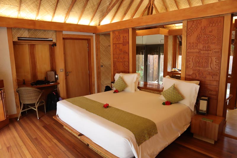 Bora Bora Pearl Beach Resort - garden bungalow bed