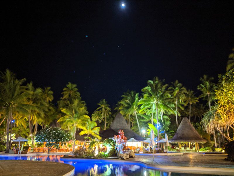 Bora Bora Pearl Beach Resort - pool by night