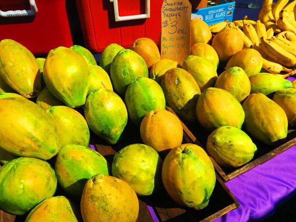 Hanalei Farmers Market - Kauai - Hawaii - papaya and banana