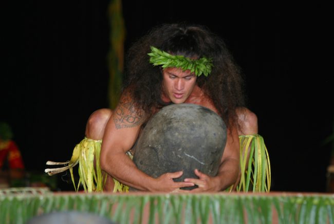Heiva Tahiti - Tatiana Salmon - stone lifting