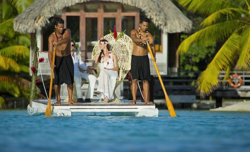 Honeymoon in Tahiti French Polynesia - canoe wedding