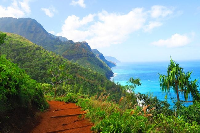 Kalalau Trail Na Pali Coast - Kauau Hawaii - trail and cliffs