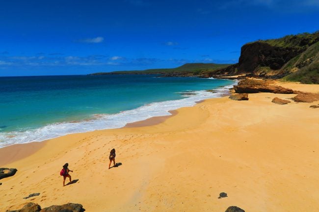 Kawakiu Beach golden sand - Molokai Hawaii