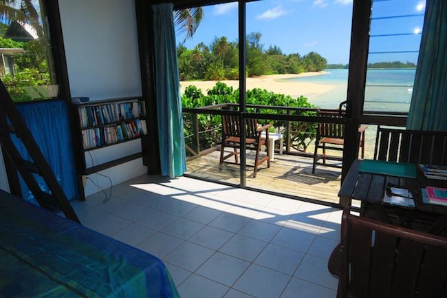 Muri Beach Cottages rarotonga - pole house living room