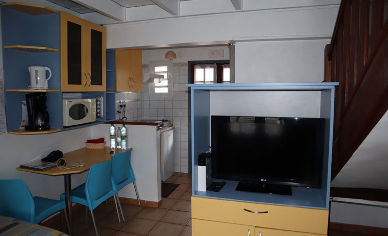 Residence Eglantine - Cilaos Hotel - Reunion Island - living room kitchen