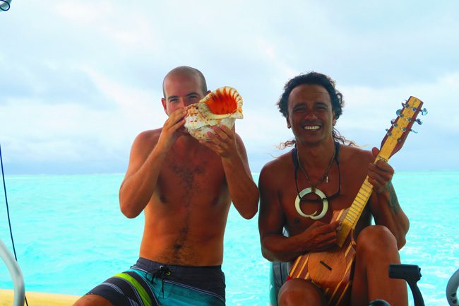 lagoon tour in bora bora french polynesia didi and me playing conch