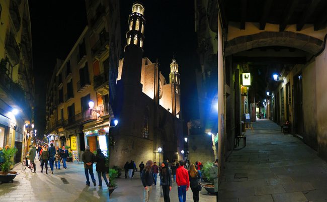 Barcelona-narrow-alleys-by-night