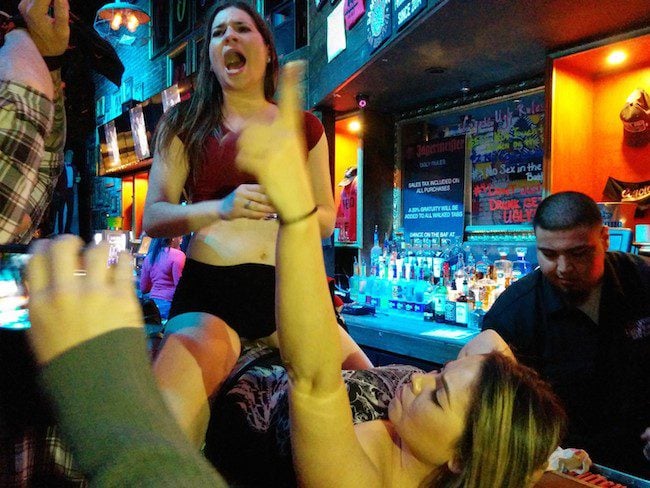 Coyote-Ugly-San-Diego-Gaslamp-lørdag-nat-Body-Shot 2