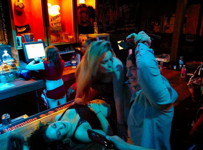 Coyote-Ugly-San-Diego-Gaslamp-Saturday-night-body-shot