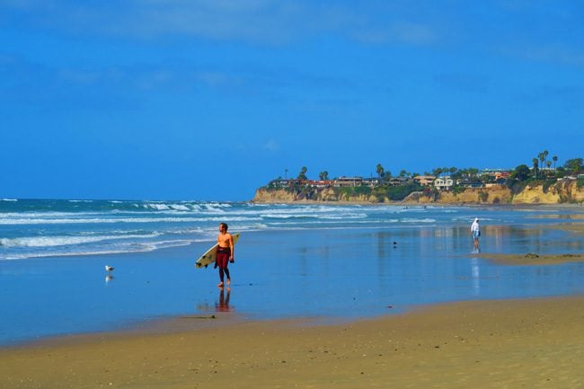 Surfeur de la plage du Pacifique