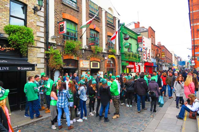 Temple-Bar-Dublin-on-St-Patricks-Day