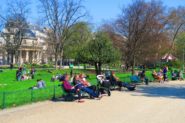 Parc Monceau Paris catch sun