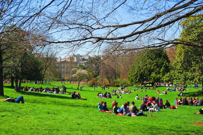 Parc Monceau Paris picnic