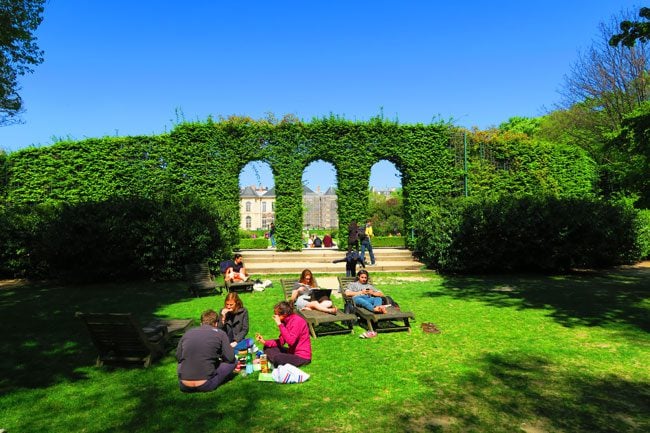 Picnic in Rodin Museum Paris