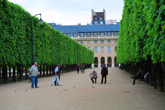 Playing petanque Jardins du Palais Royal Paris