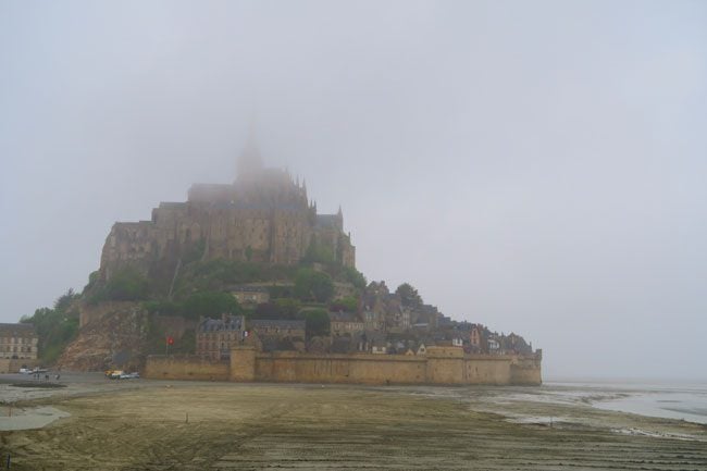 foggy arrival mont saint michel