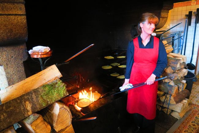 la mere poulard restuarant mont saint michel making omlette