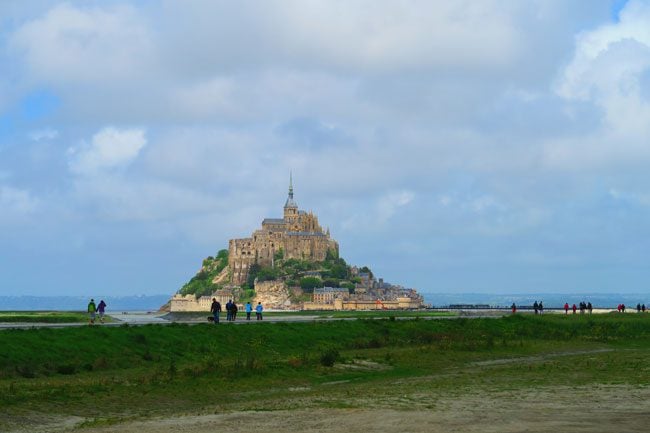 mont saint michel people walking