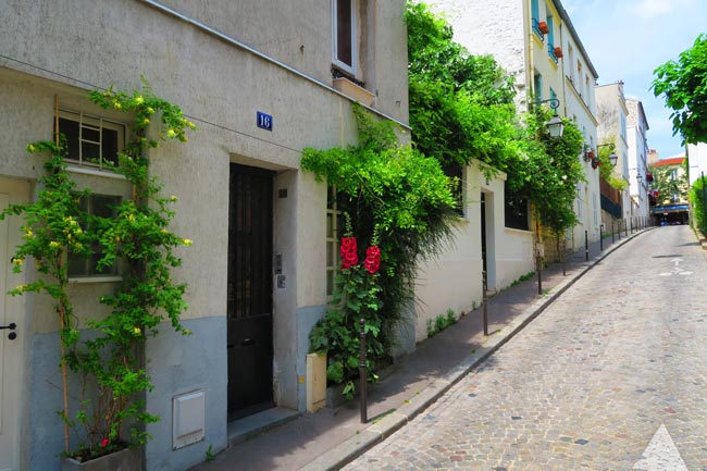 narrow alley in butte aux cailles