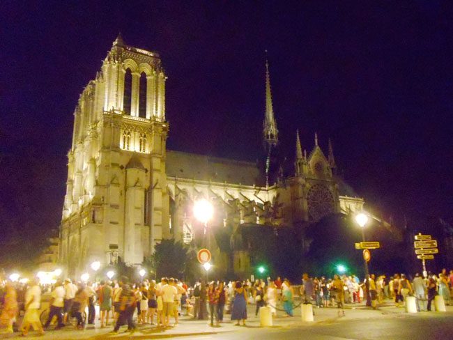 Notre dame paris by night