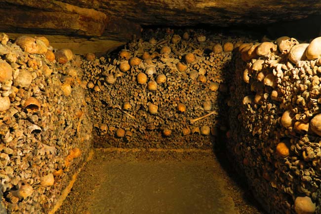 paris catacombs burrial chamber
