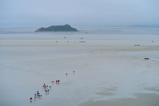 people walking to mont saint michel