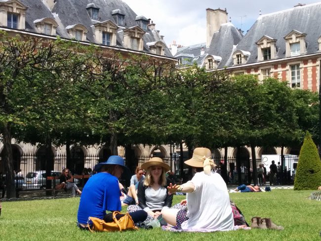 Place de vosges marais picnic girls