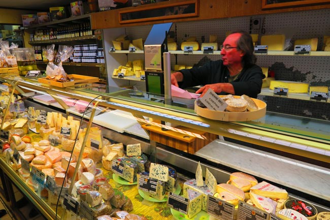 Rue-Mouffetard-cheese-shop-paris
