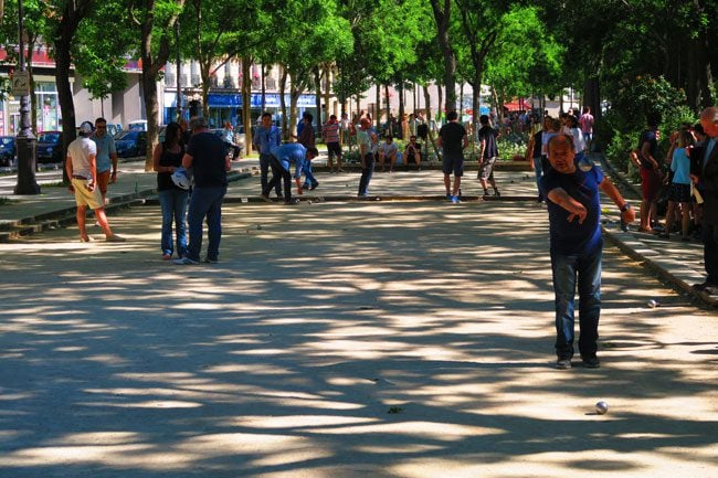petanque playing in paris