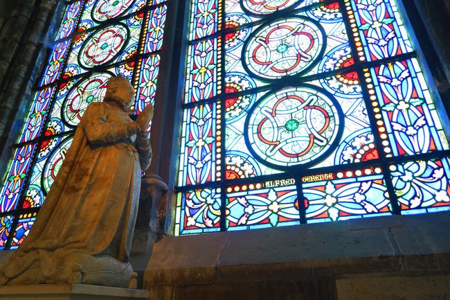 Basilica saint Denis Parying statue