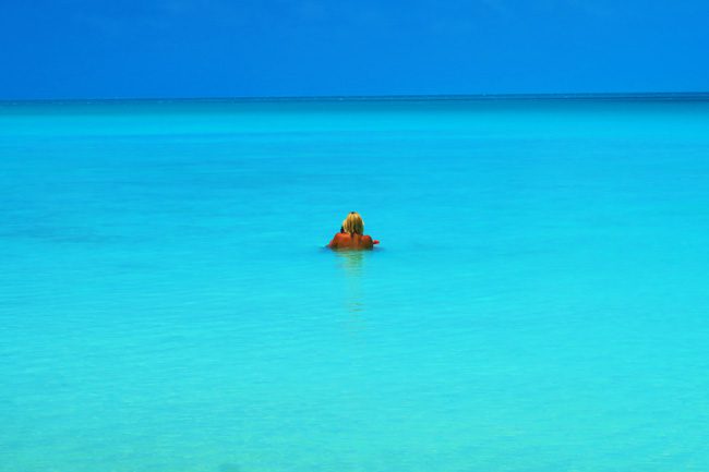 Akaiami Island Aitutaki couple in tropical water