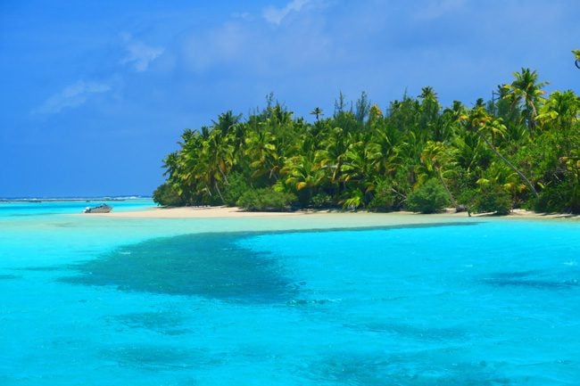 One Foot Island Aitutaki lagoon Cook Islands boat on island