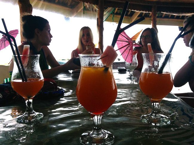 backpacking in samoa - taufua beach fales lalomanu happy hour