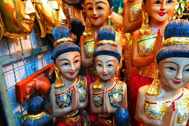 chatuchak-weekend-market-bangkok-statues