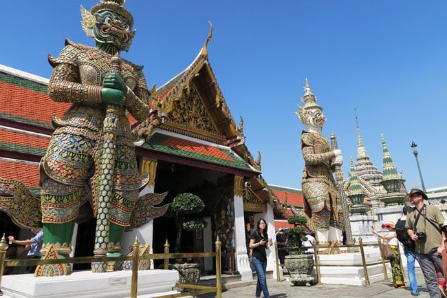 grand-palace-bangkok-wat-phra-kaeo-giant-guardians