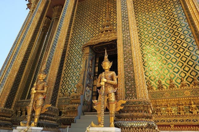 grand-palace-bangkok-wat-phra-kaeo-gold-guardians