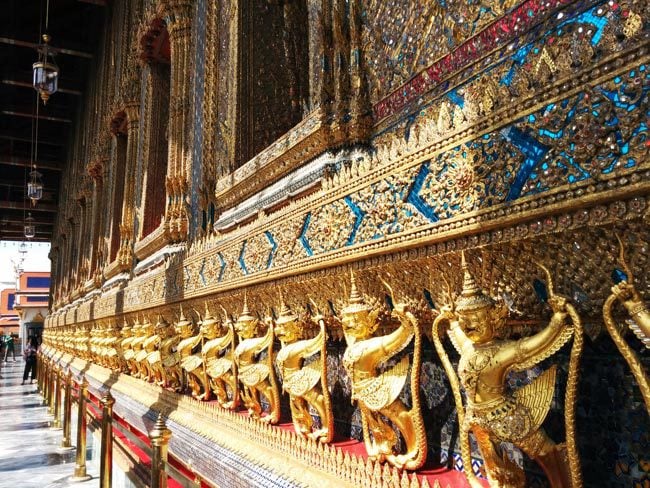 grand-palace-bangkok-wat-phra-kaeo-rows-of-buddhas