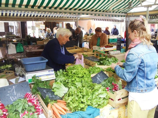 shopping-in-cours-saleya-market-nice