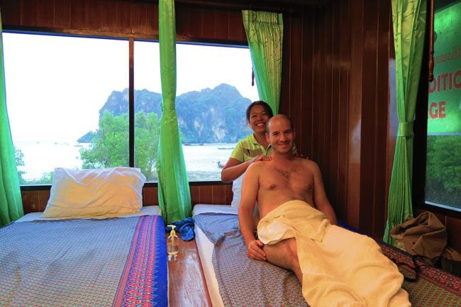 traditional-thai-massage-railay-beach-thailand