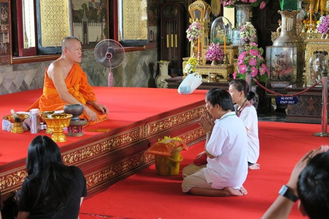 wat-arun-bangkok-temple-monk