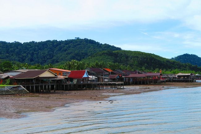 wooden-houses-over-water-lanta-old-town-old-ko-lanta-thailand