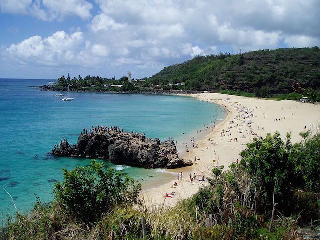 Image vis Wikimedia by: Travisthurston Waimea Bay Beach - Oahu - Hawaii - Travisthurston