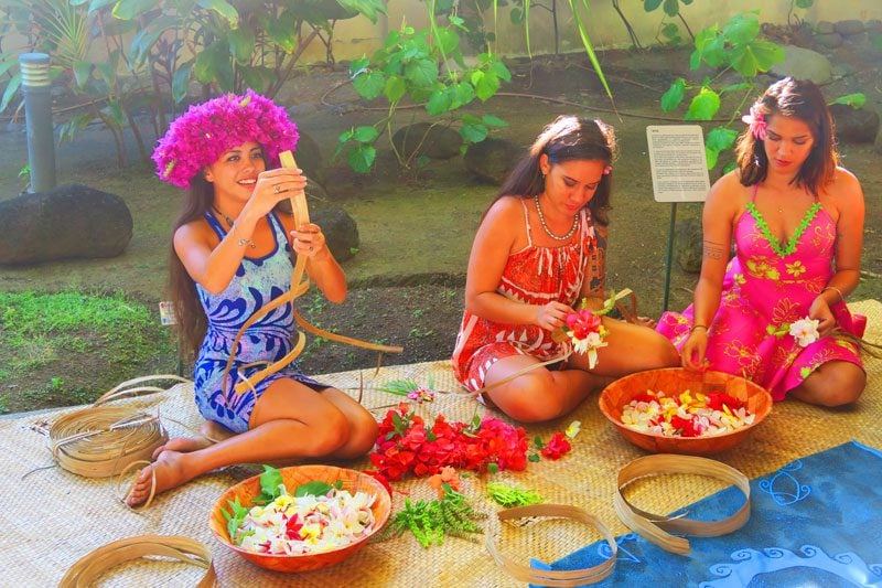 flower necklace weaving Tahiti French Polynesia