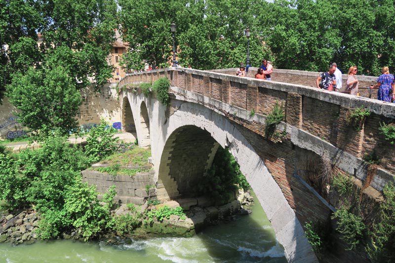 Ponte Fabricio - oldest bridge in Rome