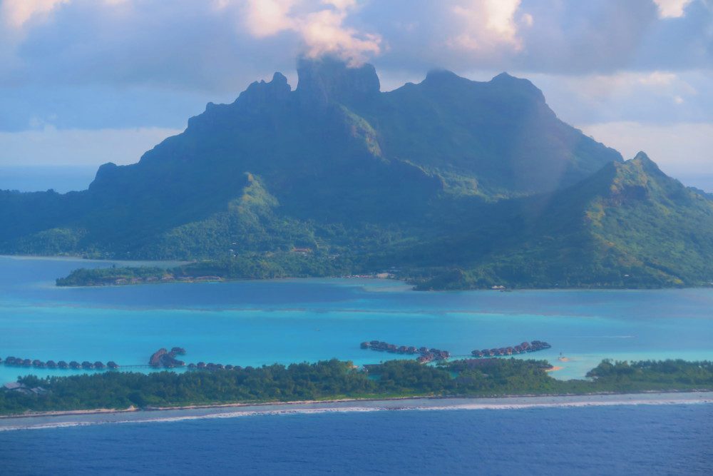 Bora Bora Landing Page - Aerial View - טיול עצמאי לבורה בורה