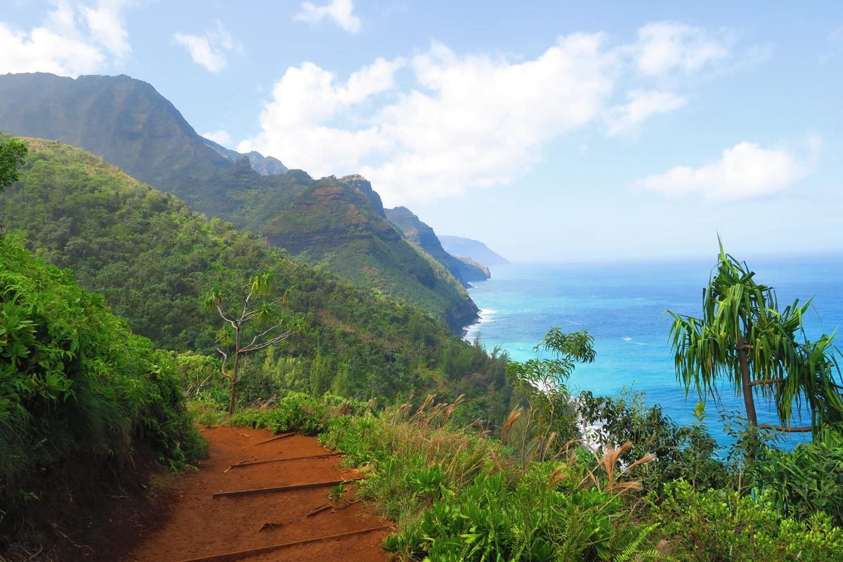 Kalalau Trail Na Pali Coast - Kauau Hawaii - trail and cliffs