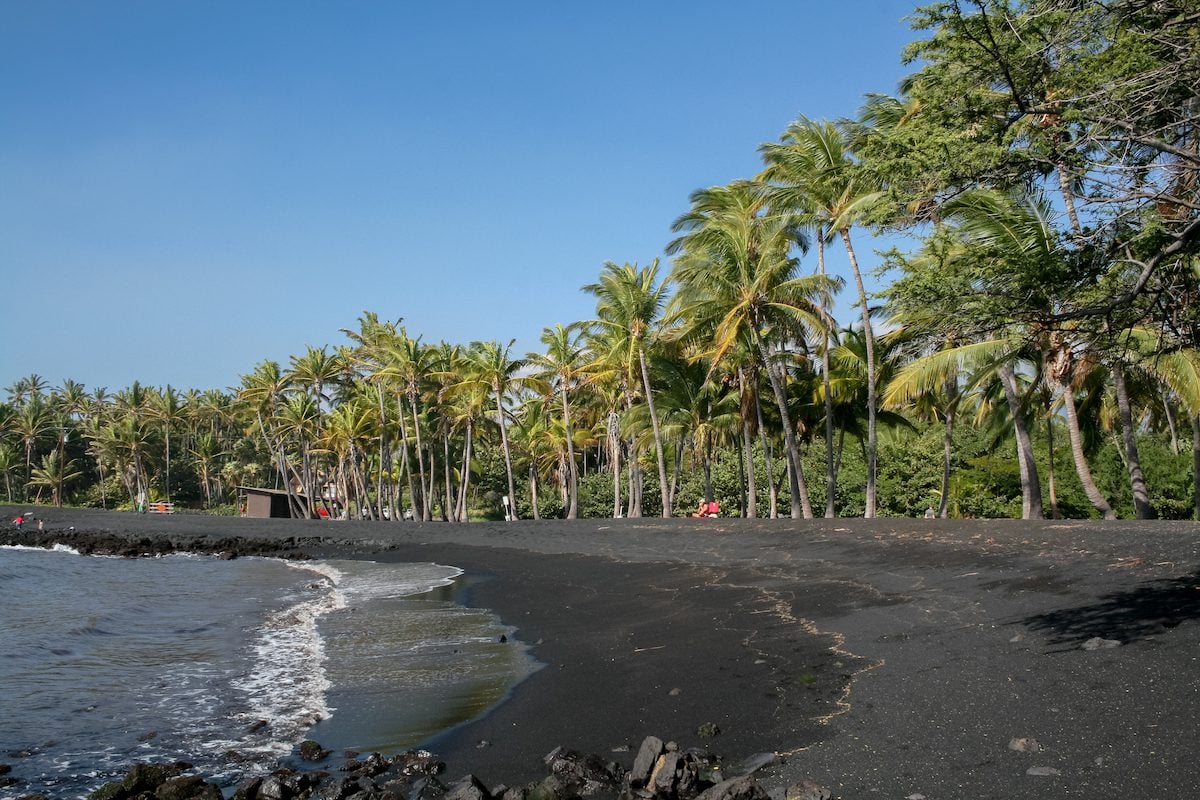 Punaluʻu black sand Beach - Big Island by Diego Delso