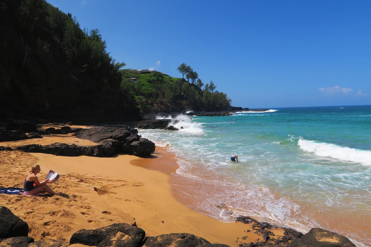 Secrets Beach - Kauai - Hawaii - rocky cove